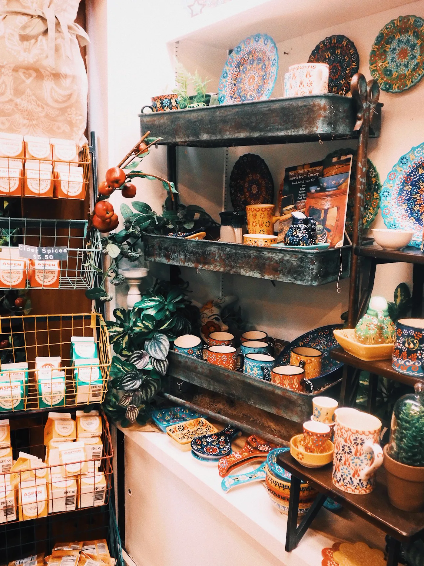 Assiettes et mugs color&eacute;s