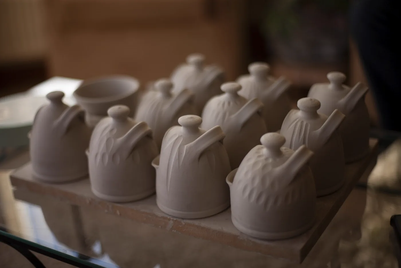 Petites th&eacute;i&egrave;res en argile avant cuisson