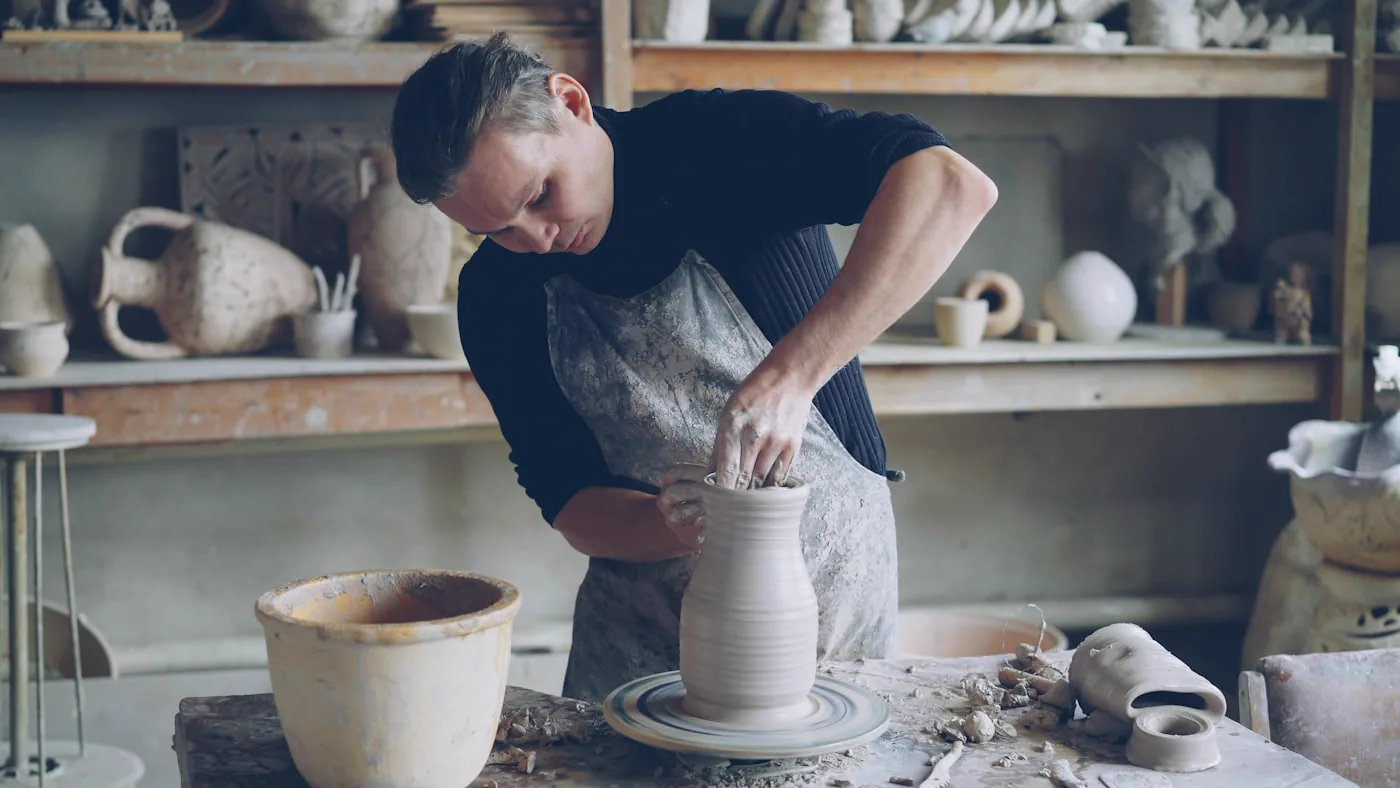Potier travaillant une forme en atelier